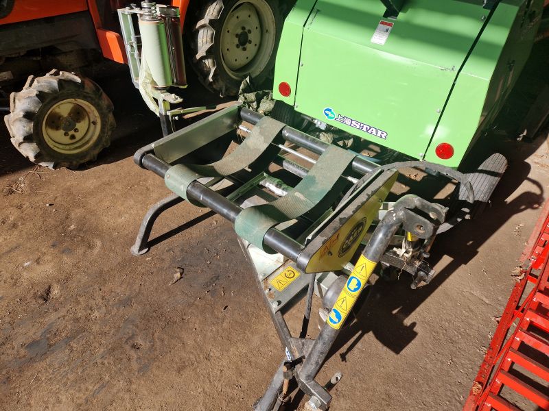 Hydraulická obalovačka na malé kulaté balíky