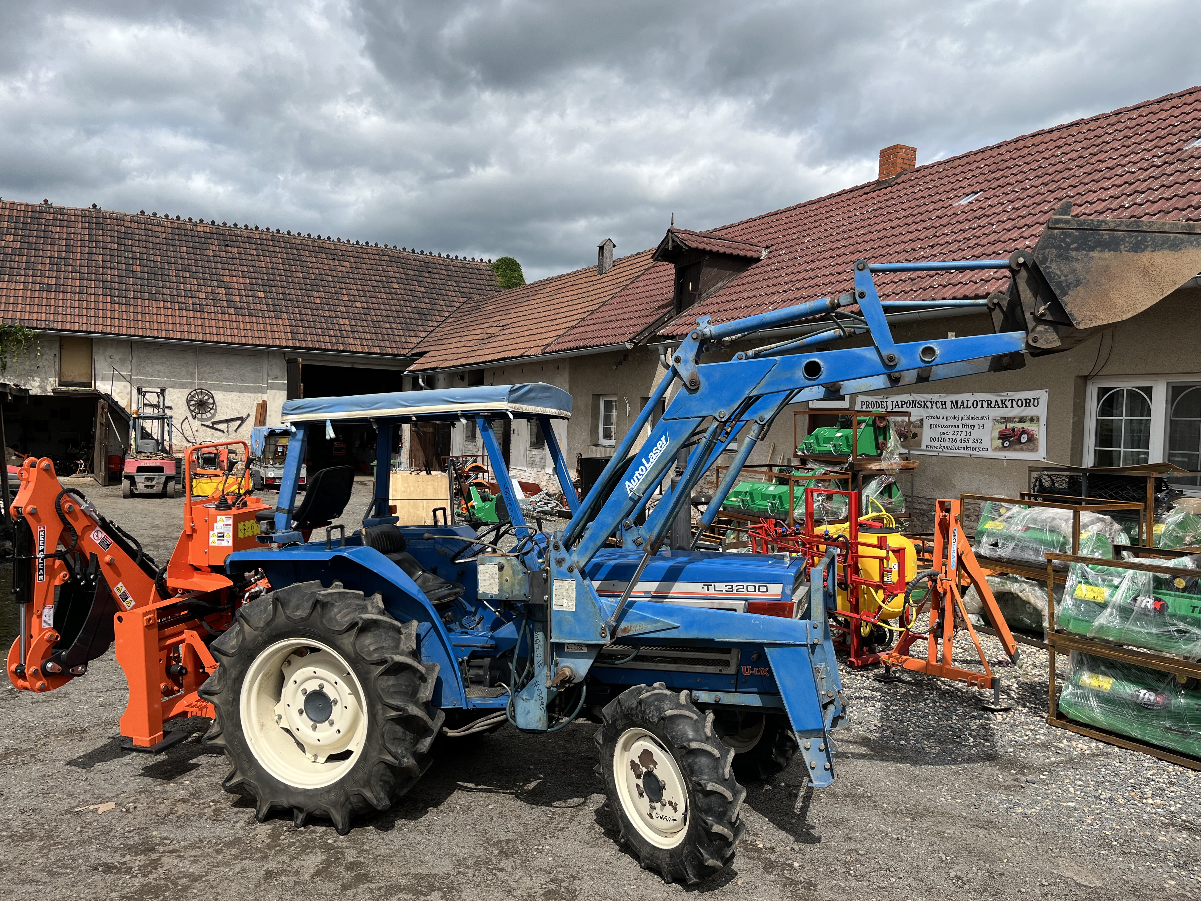 Iseki TL 3200 D , 4x4 (č.k.03095) s originálním čelním nakladačem + podkop model BHSM 175 s hydraulickým posuvem  