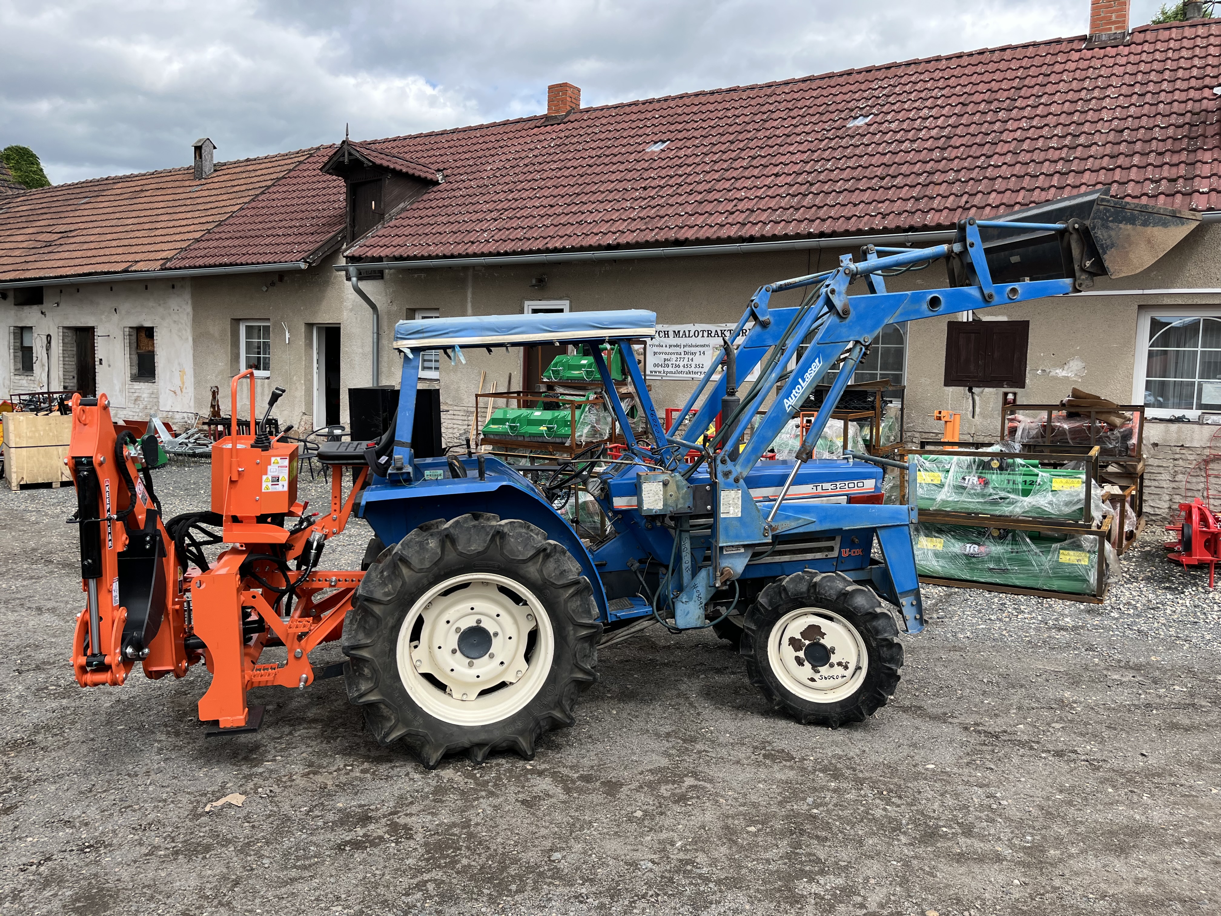 Iseki TL 3200 D , 4x4 (č.k.03095) s originálním čelním nakladačem + podkop model BHSM 175 s hydraulickým posuvem  
