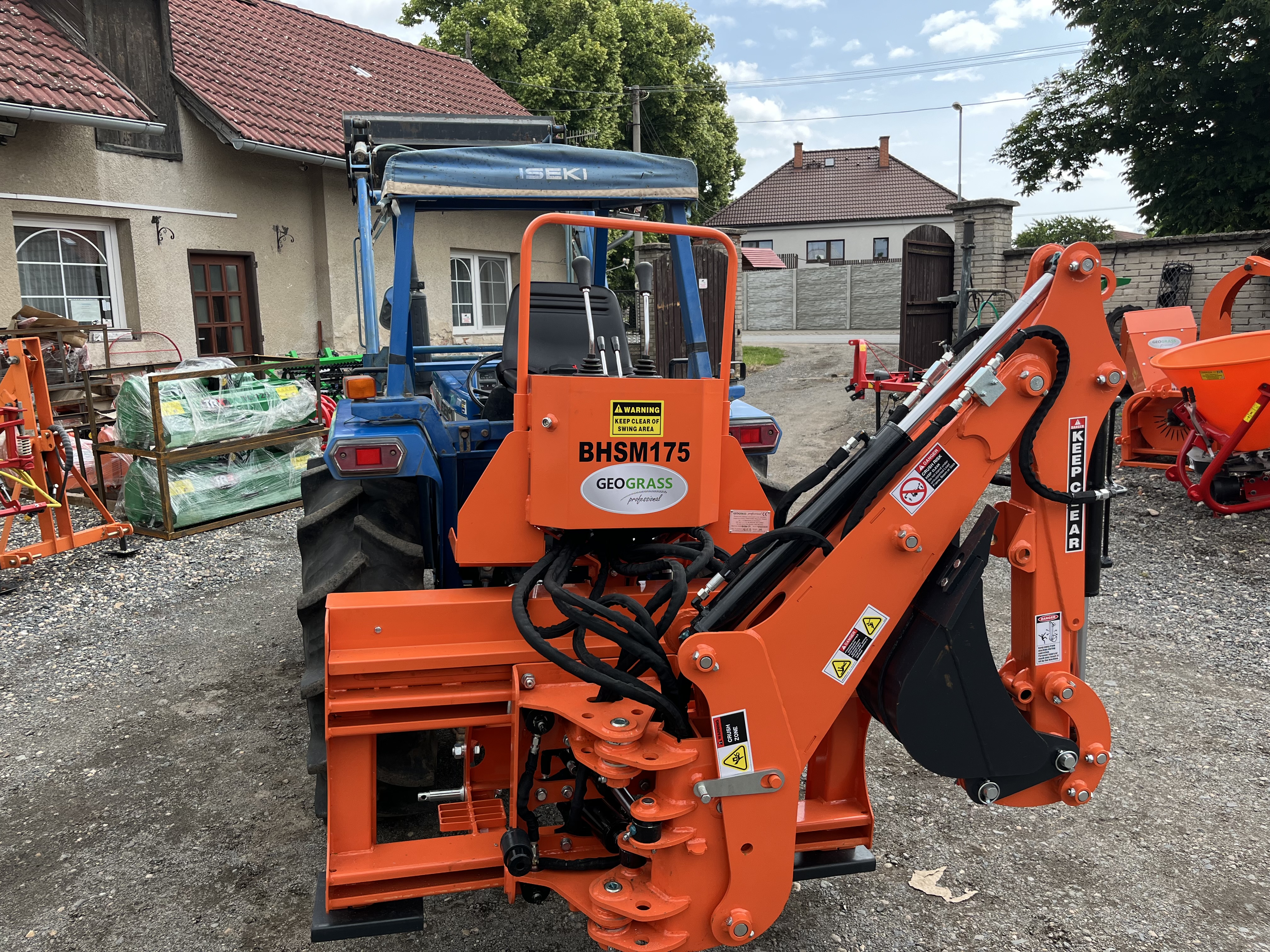 Iseki TL 3200 D , 4x4 (č.k.03095) s originálním čelním nakladačem + podkop model BHSM 175 s hydraulickým posuvem  
