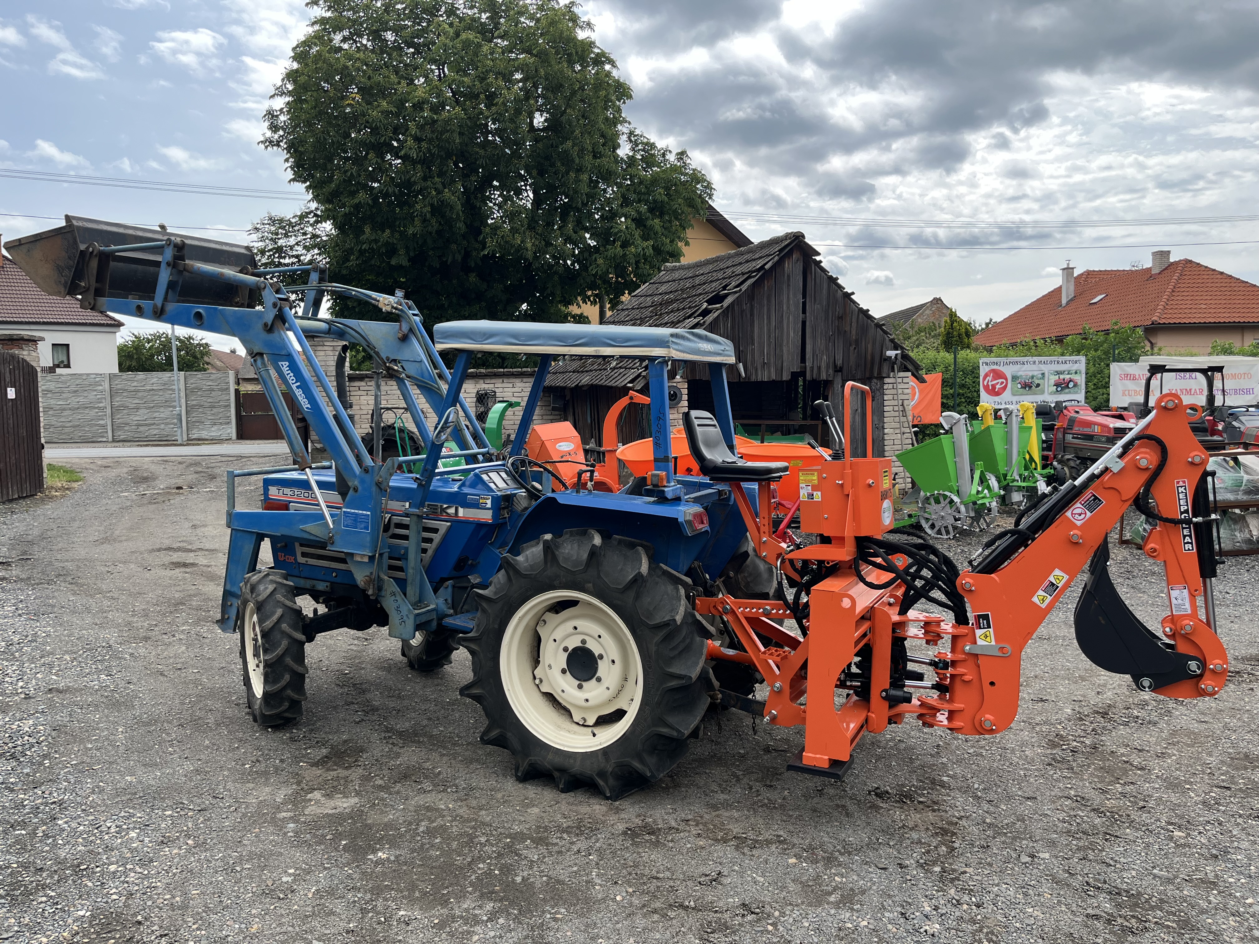 Iseki TL 3200 D , 4x4 (č.k.03095) s originálním čelním nakladačem + podkop model BHSM 175 s hydraulickým posuvem  