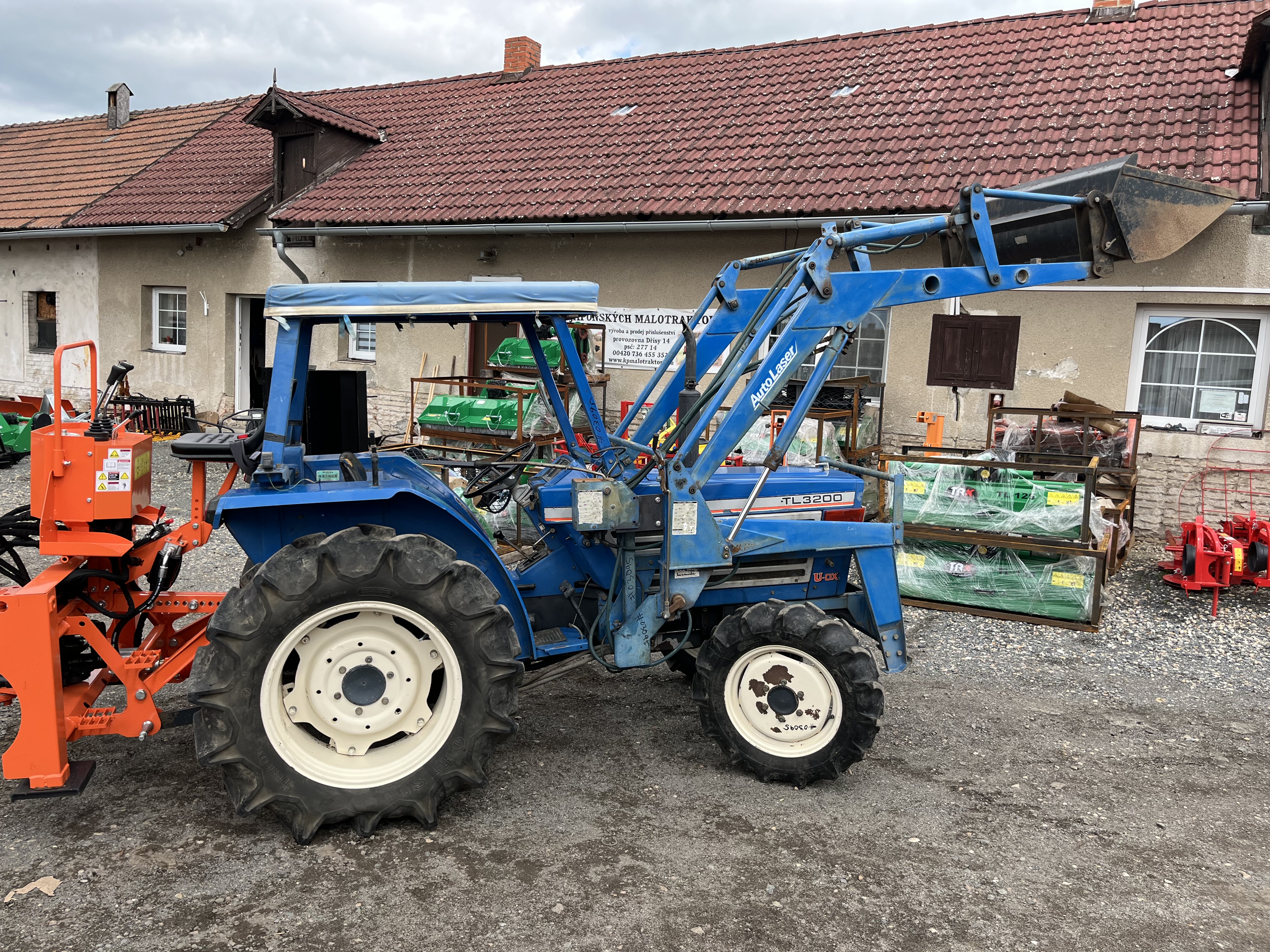 Iseki TL 3200 D , 4x4 (č.k.03095) s originálním čelním nakladačem + podkop model BHSM 175 s hydraulickým posuvem  