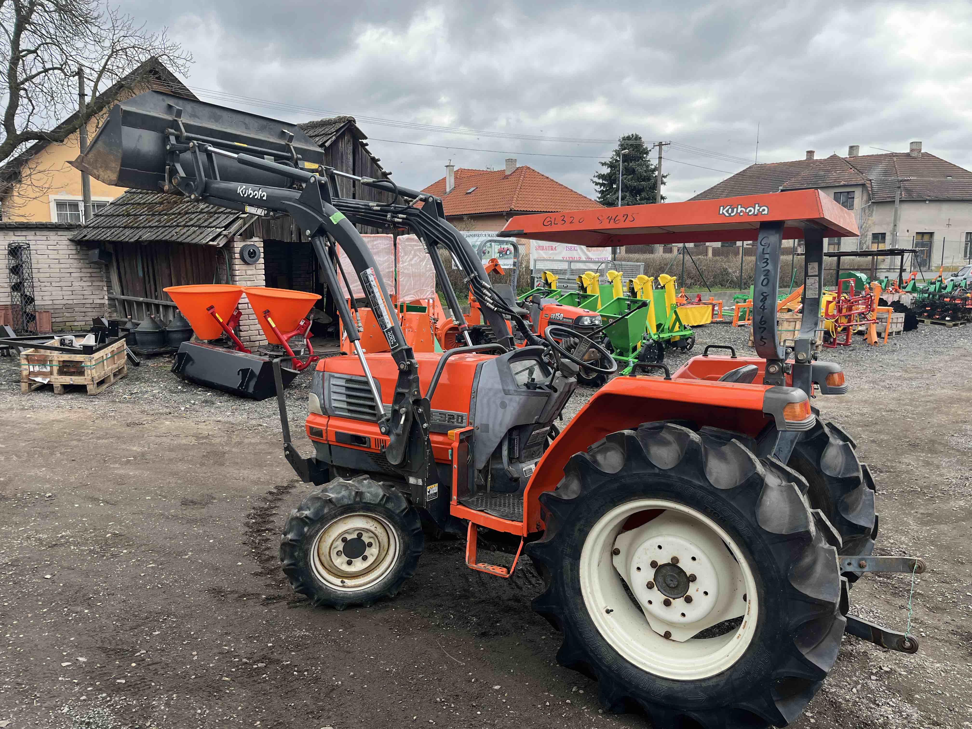 Kubota GL 320 , 4x4 (č.k. 84675) s originálním čelním nakladačem 