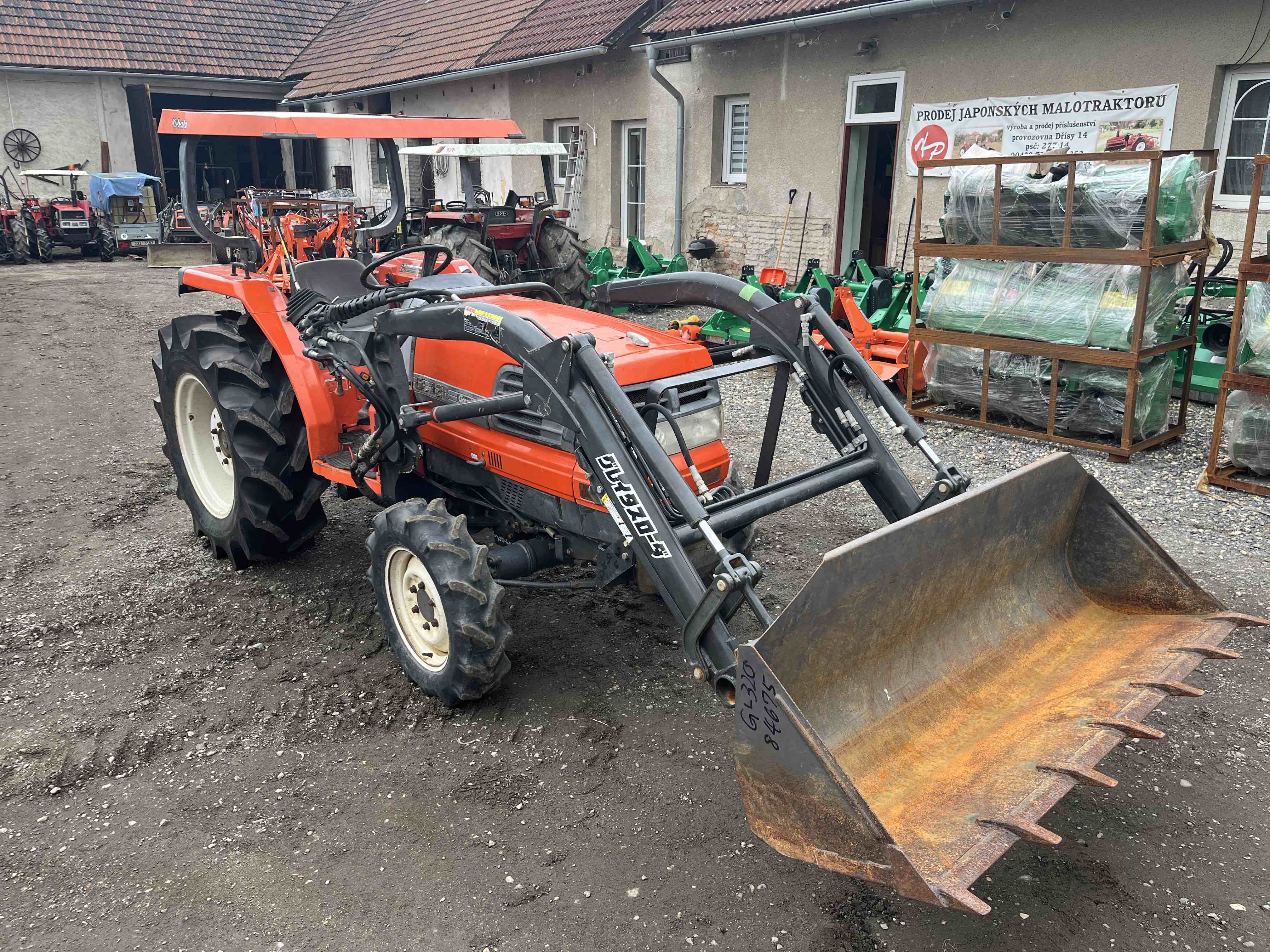 Kubota GL 320 , 4x4 (č.k. 84675) s originálním čelním nakladačem 