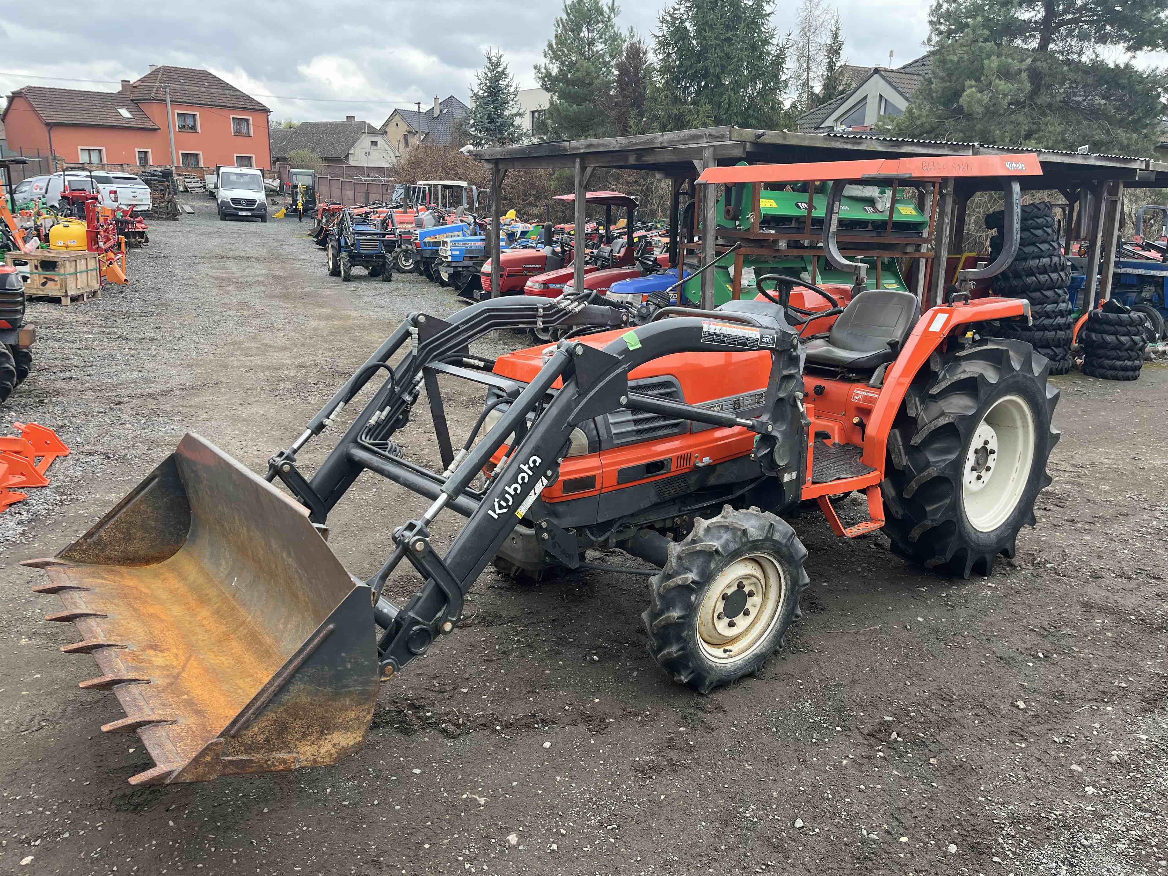 Kubota GL 320 , 4x4 (č.k. 84675) s originálním čelním nakladačem 