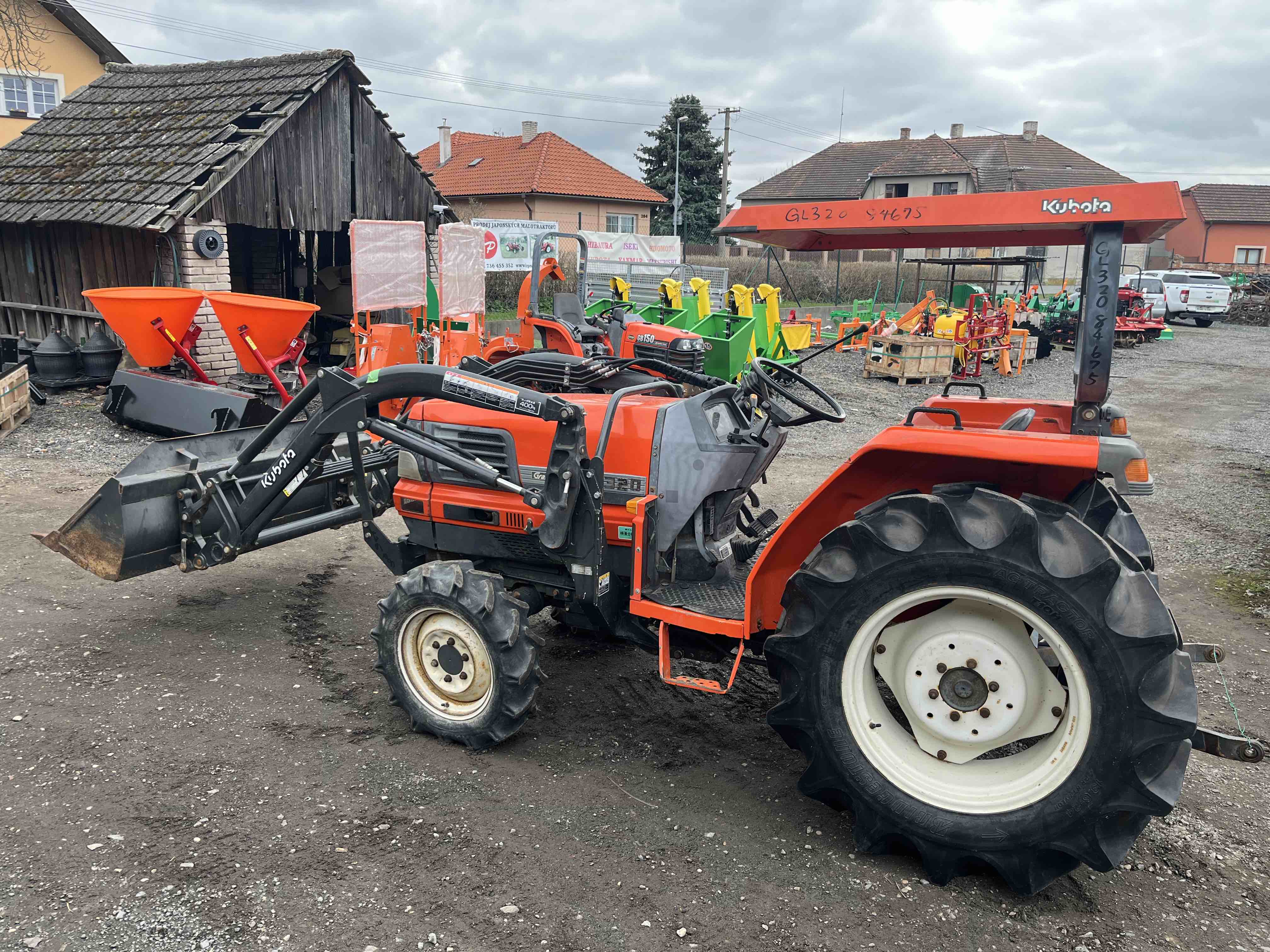 Kubota GL 320 , 4x4 (č.k. 84675) s originálním čelním nakladačem 