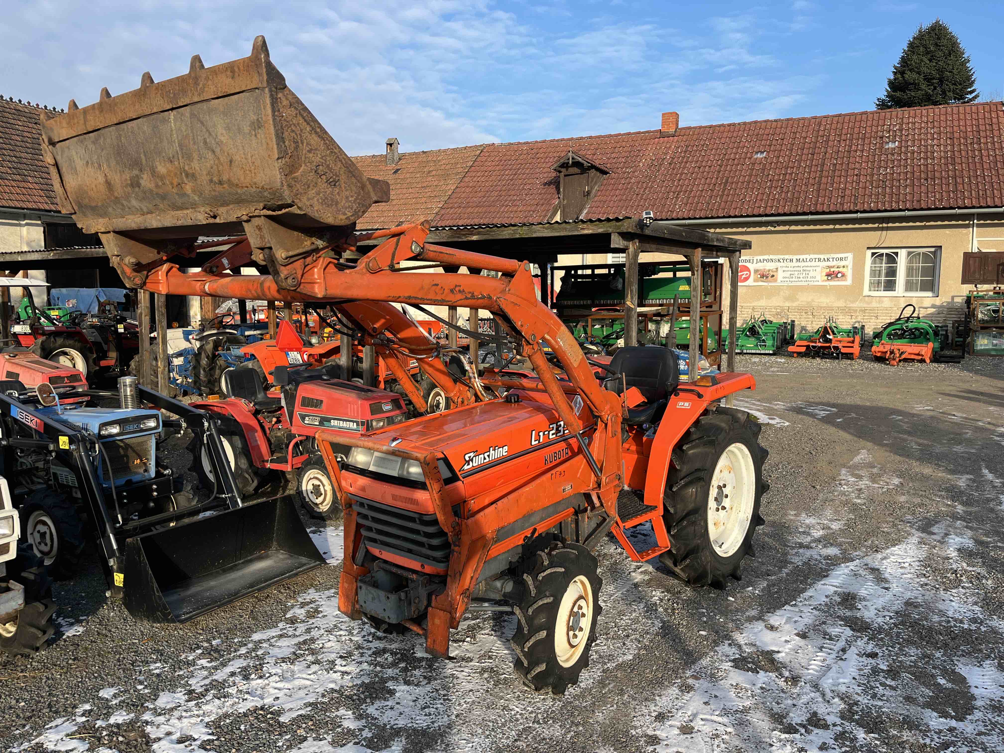 Kubota L1-235 D , 4x4 (č.k. 31616) s originálním čelním nakladačem 