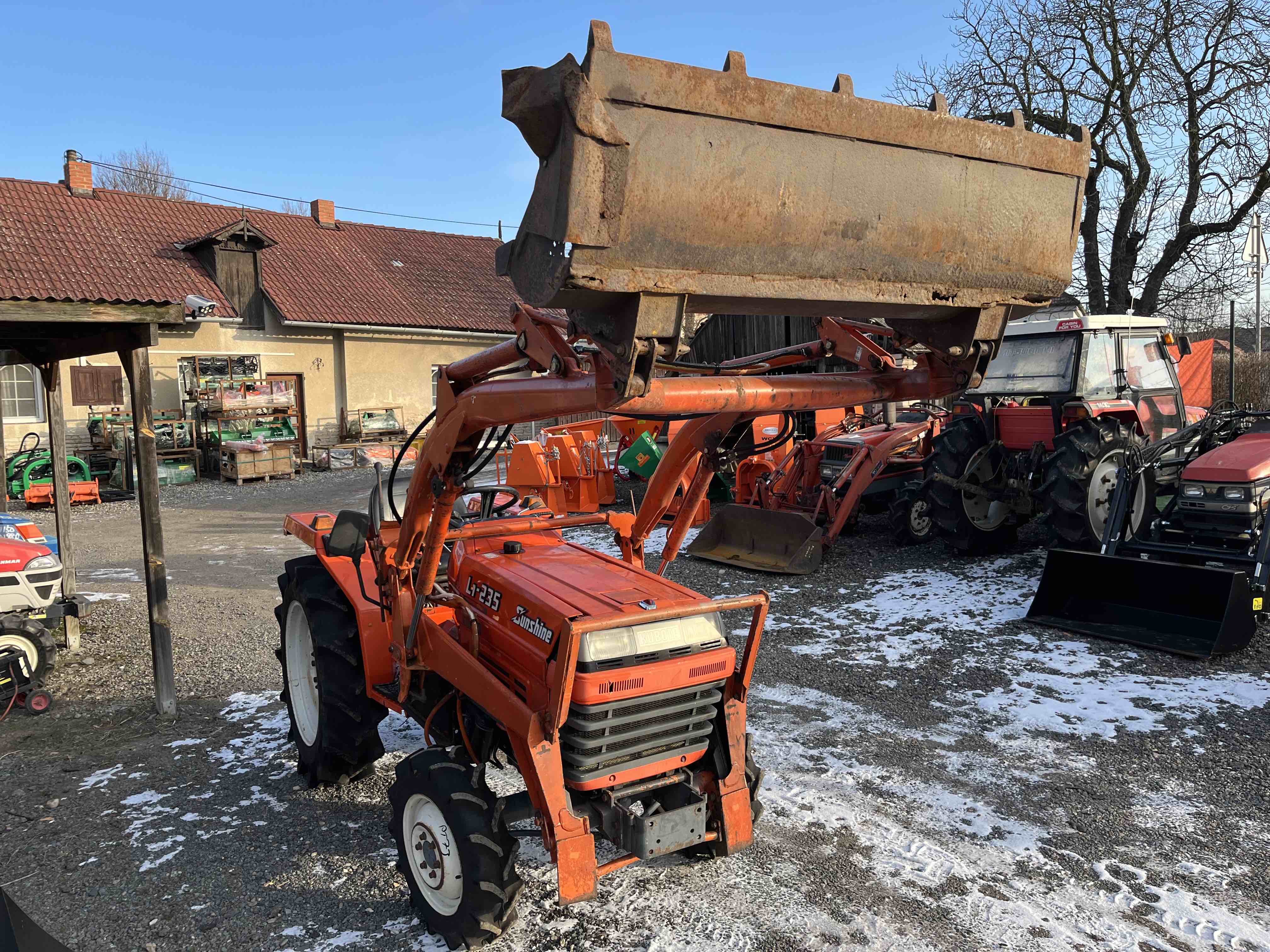 Kubota L1-235 D , 4x4 (č.k. 31616) s originálním čelním nakladačem 
