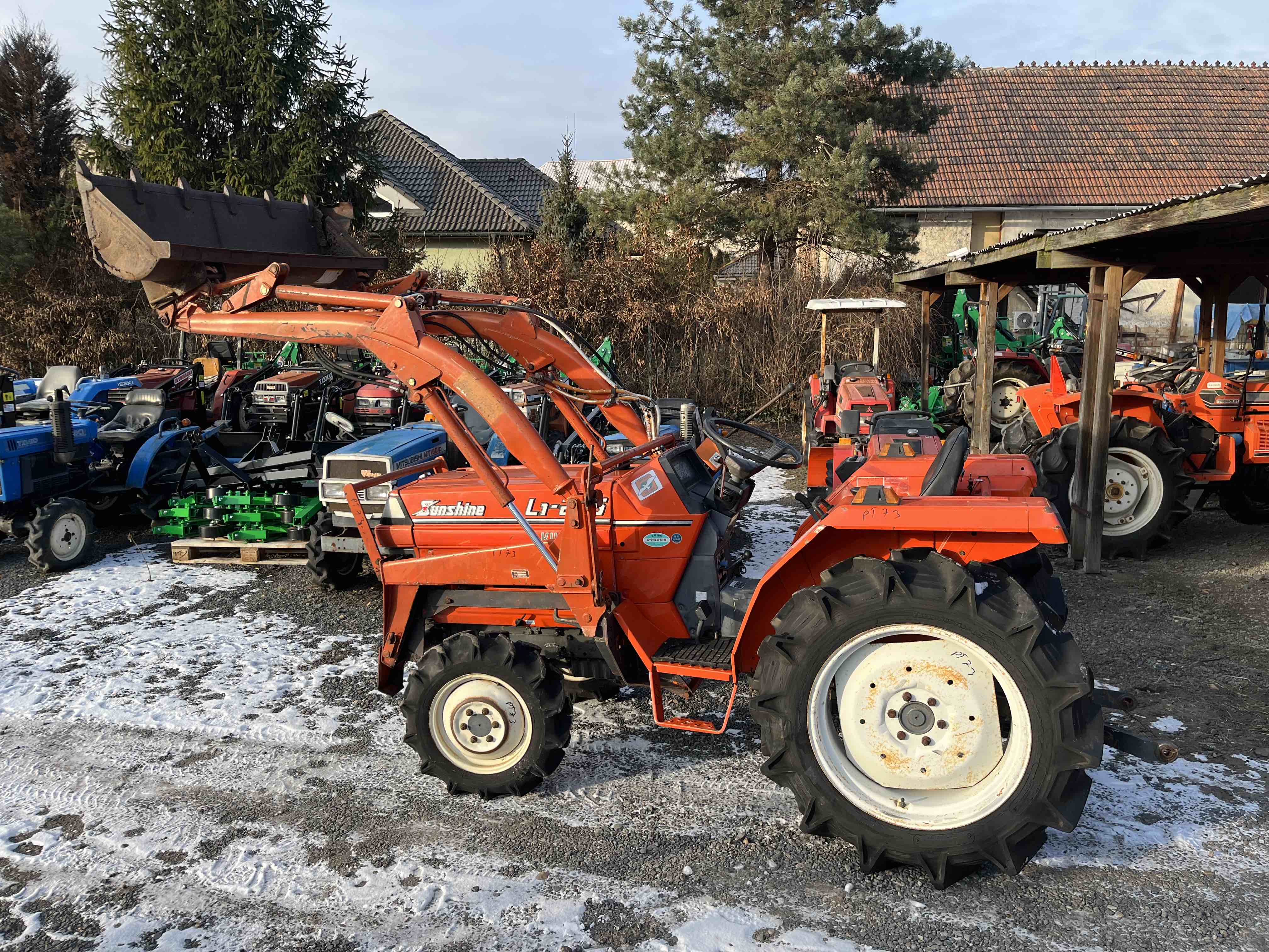 Kubota L1-235 D , 4x4 (č.k. 31616) s originálním čelním nakladačem 
