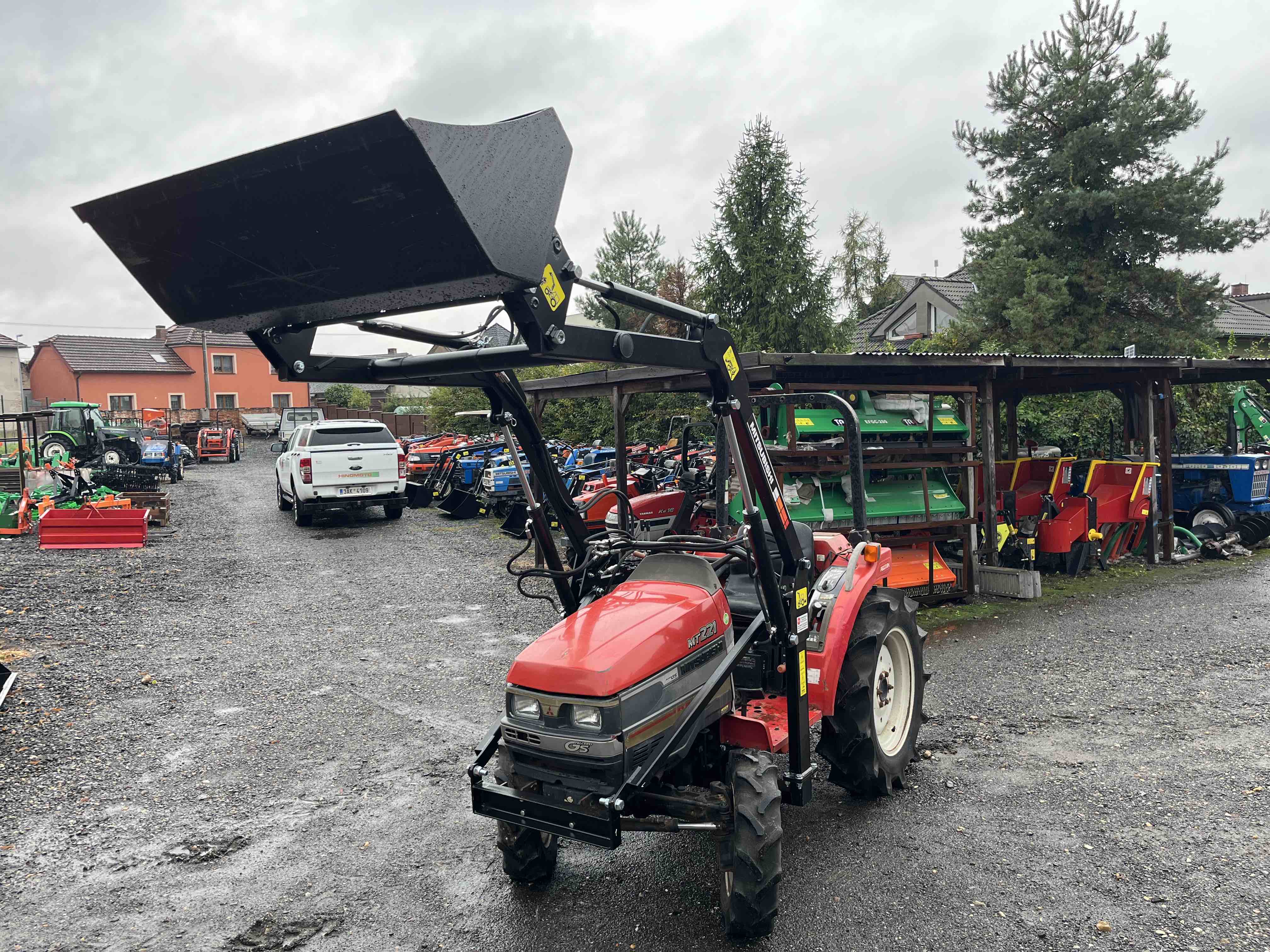 Mitsubishi MT 221 D , 4x4 ( č.k. 70017) s novým čelním nakladačem KP-002