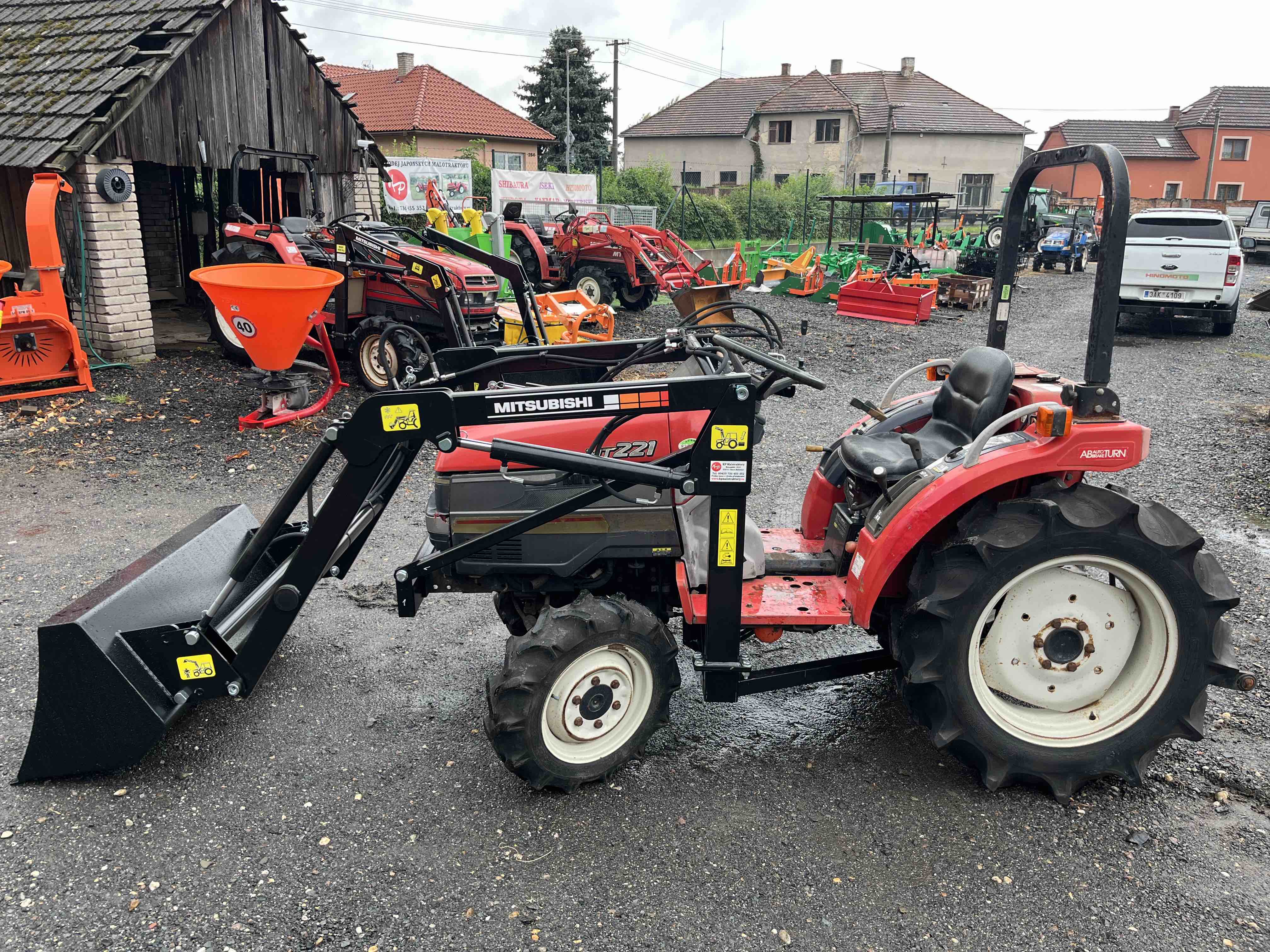 Mitsubishi MT 221 D , 4x4 ( č.k. 70017) s novým čelním nakladačem KP-002
